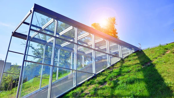 现代建筑玻璃屋顶金属框架结构 支撑玻璃屋顶的金属结构 — 图库照片