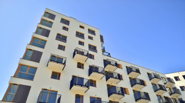 Şehrin yerleşim bölgesinde modern bir apartman. Gündüz gözüyle çağdaş yerleşim yerinin dış tarafında.. 