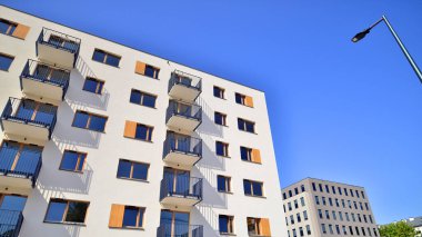 Şehrin yerleşim bölgesinde modern bir apartman. Gündüz gözüyle çağdaş yerleşim yerinin dış tarafında.. 