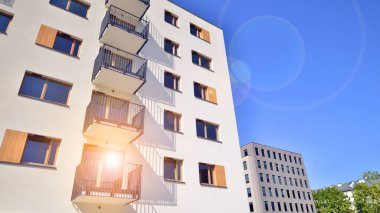 Şehrin yerleşim bölgesinde modern bir apartman. Gündüz gözüyle çağdaş yerleşim yerinin dış tarafında.. 