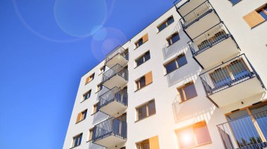 Şehrin yerleşim bölgesinde modern bir apartman. Gündüz gözüyle çağdaş yerleşim yerinin dış tarafında.. 