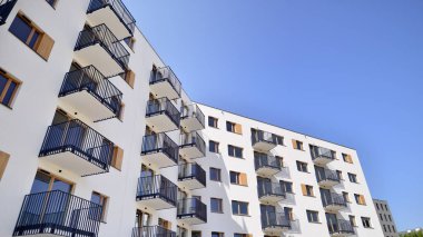 Şehrin yerleşim bölgesinde modern bir apartman. Gündüz gözüyle çağdaş yerleşim yerinin dış tarafında.. 