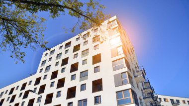 Şehrin yerleşim bölgesinde modern bir apartman. Gündüz gözüyle çağdaş yerleşim yerinin dış tarafında.. 