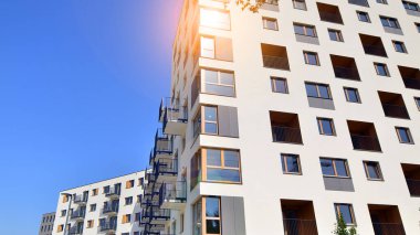 Şehrin yerleşim bölgesinde modern bir apartman. Gündüz gözüyle çağdaş yerleşim yerinin dış tarafında.. 