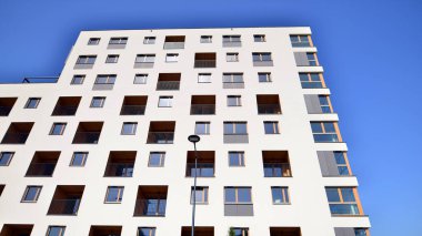 Şehrin yerleşim bölgesinde modern bir apartman. Gündüz gözüyle çağdaş yerleşim yerinin dış tarafında.. 