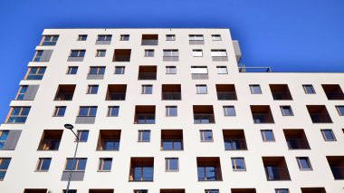 Şehrin yerleşim bölgesinde modern bir apartman. Gündüz gözüyle çağdaş yerleşim yerinin dış tarafında.. 