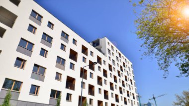 Şehrin yerleşim bölgesinde modern bir apartman. Gündüz gözüyle çağdaş yerleşim yerinin dış tarafında.. 