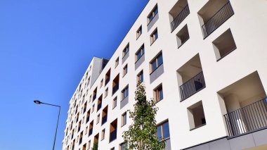 Şehrin yerleşim bölgesinde modern bir apartman. Gündüz gözüyle çağdaş yerleşim yerinin dış tarafında.. 