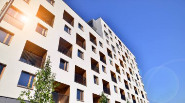 Şehrin yerleşim bölgesinde modern bir apartman. Gündüz gözüyle çağdaş yerleşim yerinin dış tarafında.. 
