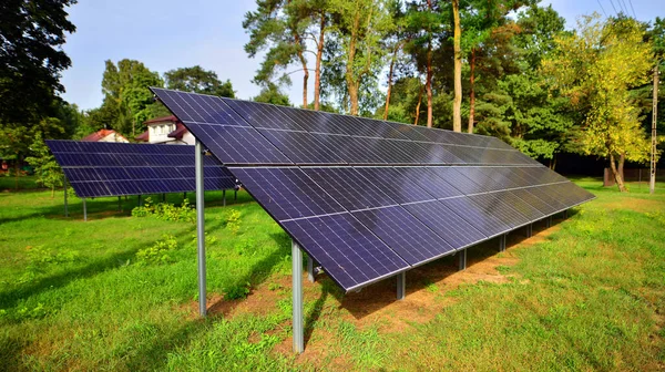 Geniş Yüzeyi Olan Güneş Panelleri Fotovoltaik Paneller Ağaçların Çalıların Arka — Stok fotoğraf