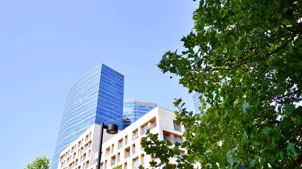 現代的なアパートの建物と緑の木 エコロジー ハウス アーキテクチャー 木の近くにある近代的な住宅の建物 都市環境に住むエコロジーとグリーン — ストック写真