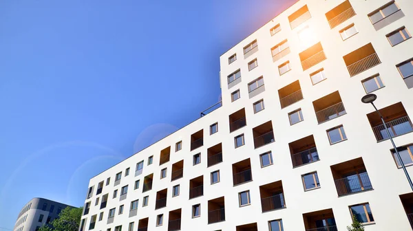 Modern Lägenhet Byggnad Ett Bostadsområde Stad Samtida Bostadshus Exteriör Dagsljus — Stockfoto