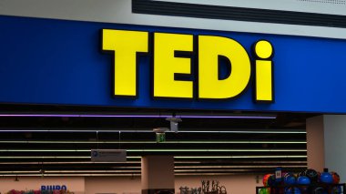 Varşova, Polonya. 21 Eylül 2023. Tedi Şirketi tabelasını imzala Tedi.