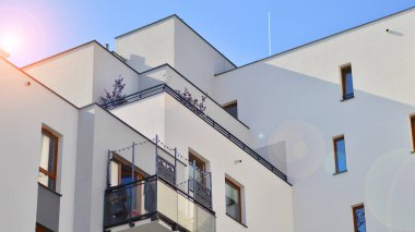 Modern lüks konut binası. Güneşli bir günde modern apartman binası. Mavi gökyüzü olan ön bina.. 