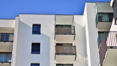 Modern lüks konut binası. Güneşli bir günde modern apartman binası. Mavi gökyüzü olan ön bina.. 