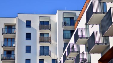 Modern lüks konut binası. Güneşli bir günde modern apartman binası. Mavi gökyüzü olan ön bina.. 