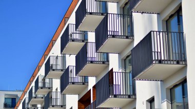 Modern lüks konut binası. Güneşli bir günde modern apartman binası. Mavi gökyüzü olan ön bina.. 