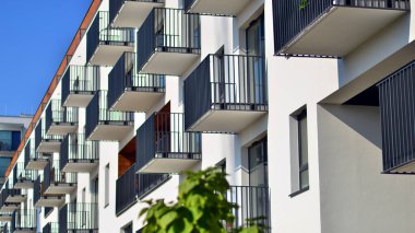 Ağaçların çevresindeki modern bir yerleşim yeri. Ekoloji ve yeşil yaşam şehirde, kentsel çevre kavramı. Modern apartman ve yeşil ağaçlar. Ekolojik konut mimarisi. 