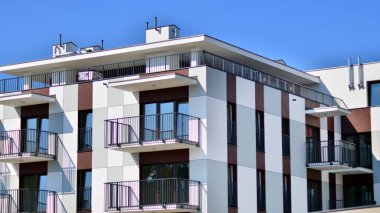 Modern lüks konut binası. Güneşli bir günde modern apartman binası. Mavi gökyüzü olan ön bina.. 