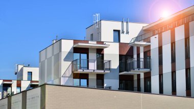 Modern lüks konut binası. Güneşli bir günde modern apartman binası. Mavi gökyüzü olan ön bina.. 