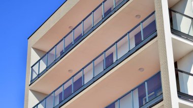 Modern lüks konut binası. Güneşli bir günde modern apartman binası. Mavi gökyüzü olan ön bina.. 