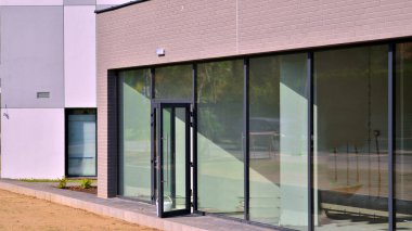 Yeni ticari binaların panoramik pencereleri. Kira için geliştirme standardında ticari mülkiyet.