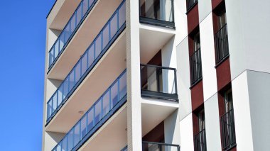 Modern lüks konut binası. Güneşli bir günde modern apartman binası. Mavi gökyüzü olan ön bina.. 