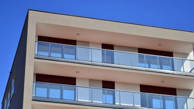 Modern lüks konut binası. Güneşli bir günde modern apartman binası. Mavi gökyüzü olan ön bina.. 