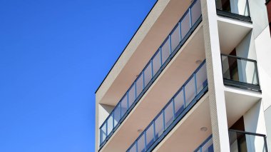 Modern lüks konut binası. Güneşli bir günde modern apartman binası. Mavi gökyüzü olan ön bina.. 