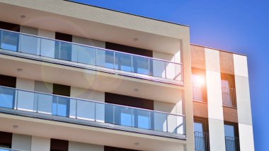 Modern lüks konut binası. Güneşli bir günde modern apartman binası. Mavi gökyüzü olan ön bina.. 