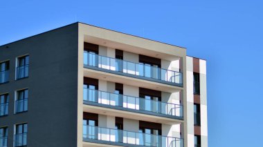 Modern lüks konut binası. Güneşli bir günde modern apartman binası. Mavi gökyüzü olan ön bina.. 