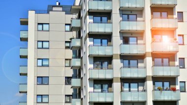 Modern lüks konut binası. Güneşli bir günde modern apartman binası. Mavi gökyüzü olan ön bina.. 