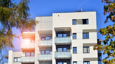 Ağaçların çevresindeki modern bir yerleşim yeri. Ekoloji ve yeşil yaşam şehirde, kentsel çevre kavramı. Modern apartman ve yeşil ağaçlar. Ekolojik konut mimarisi. 