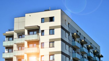 Modern lüks konut binası. Güneşli bir günde modern apartman binası. Mavi gökyüzü olan ön bina.. 