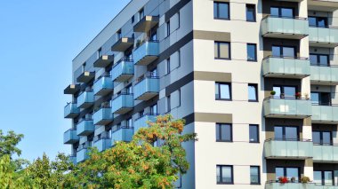 Ağaçların çevresindeki modern bir yerleşim yeri. Ekoloji ve yeşil yaşam şehirde, kentsel çevre kavramı. Modern apartman ve yeşil ağaçlar. Ekolojik konut mimarisi. 