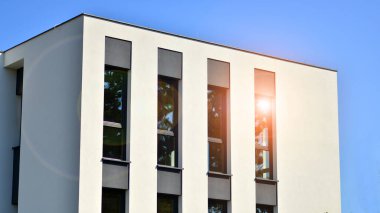 Beyaz alüminyum kompozit panelli ofis binası. Cam ve metalden yapılmış ön duvar. Soyut modern iş mimarisi.