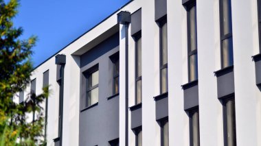 Beyaz alüminyum kompozit panelli ofis binası. Cam ve metalden yapılmış ön duvar. Soyut modern iş mimarisi.