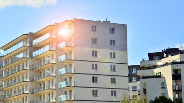 Modern lüks konut binası. Güneşli bir günde modern apartman binası. Mavi gökyüzü olan ön bina.. 
