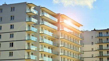 Modern lüks konut binası. Güneşli bir günde modern apartman binası. Mavi gökyüzü olan ön bina.. 