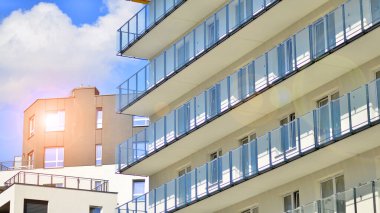 Modern lüks konut binası. Güneşli bir günde modern apartman binası. Mavi gökyüzü olan ön bina.. 