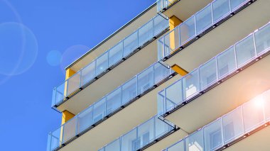 Modern lüks konut binası. Güneşli bir günde modern apartman binası. Mavi gökyüzü olan ön bina.. 