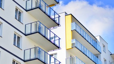 Modern lüks konut binası. Güneşli bir günde modern apartman binası. Mavi gökyüzü olan ön bina.. 