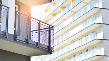 Modern lüks konut binası. Güneşli bir günde modern apartman binası. Mavi gökyüzü olan ön bina.. 