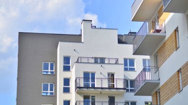 Modern lüks konut binası. Güneşli bir günde modern apartman binası. Mavi gökyüzü olan ön bina.. 