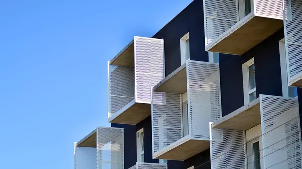 Modern lüks konut binası. Güneşli bir günde modern apartman binası. Mavi gökyüzü olan ön bina.. 