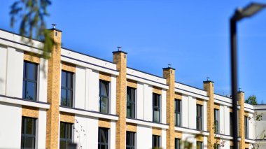 Modern lüks konut binası. Güneşli bir günde modern apartman binası. Mavi gökyüzü olan ön bina.. 