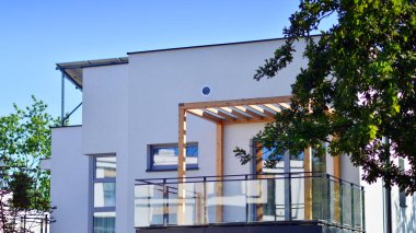 Yeni geliştirilmiş konutlarda teraslı aile evleri. Banliyödeki emlak piyasası. Yeni bir gelişme bölgesinde yeni bekar aile evleri. Modern görünüşlü konutlar.. 