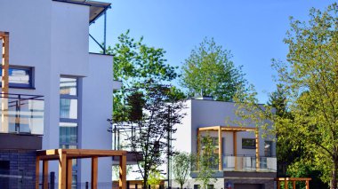 Yeni geliştirilmiş konutlarda teraslı aile evleri. Banliyödeki emlak piyasası. Yeni bir gelişme bölgesinde yeni bekar aile evleri. Modern görünüşlü konutlar.. 