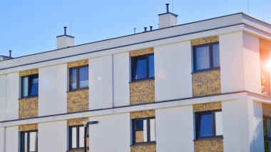 Modern lüks konut binası. Güneşli bir günde modern apartman binası. Mavi gökyüzü olan ön bina.. 