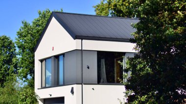 Lüks gayrimenkul, modern görünüşlü bekar aile evi. Güneşli bir günde görüntüle.